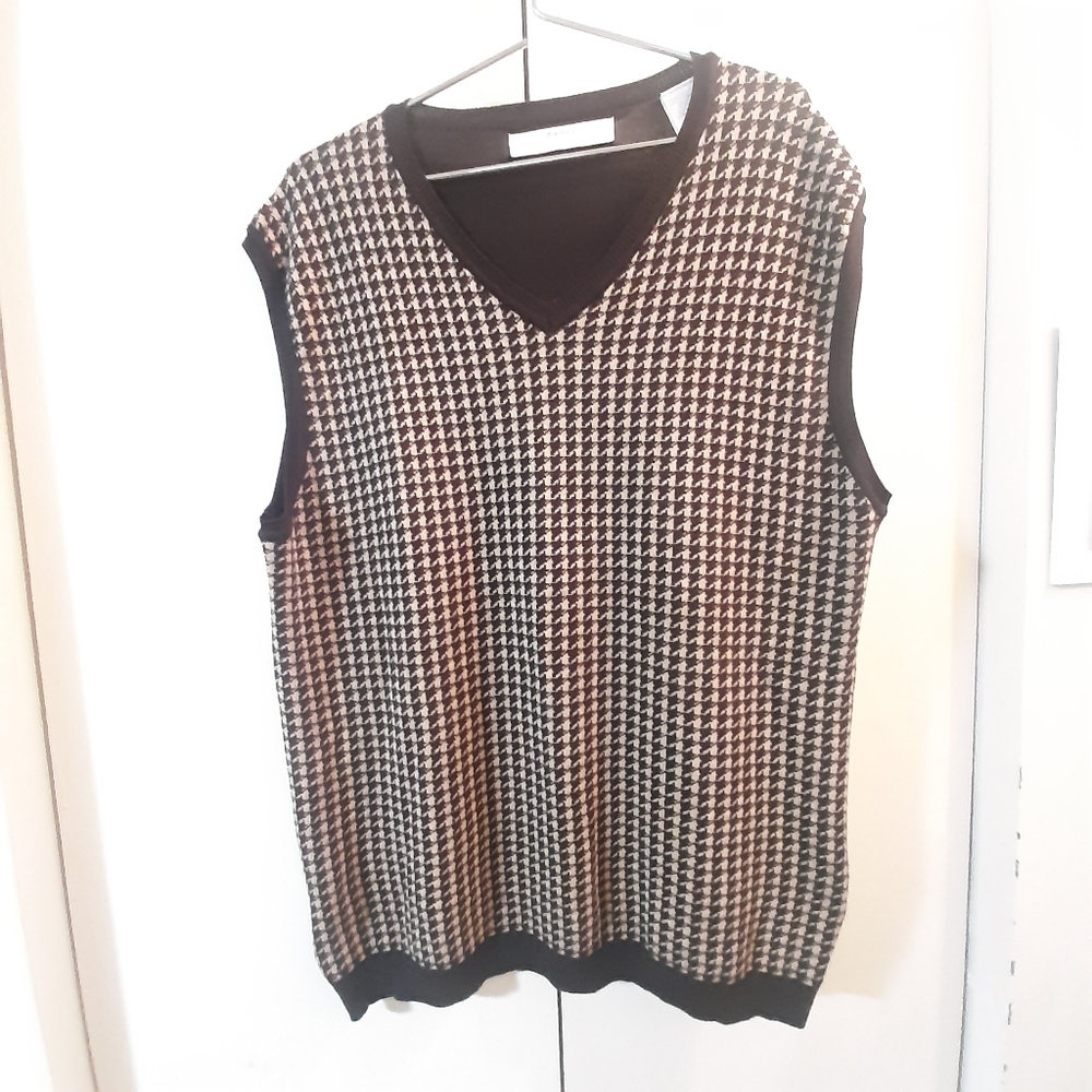 Perry Ellis Portfolio V-neck sleeveless pullover vest. Classic houndstooth Print